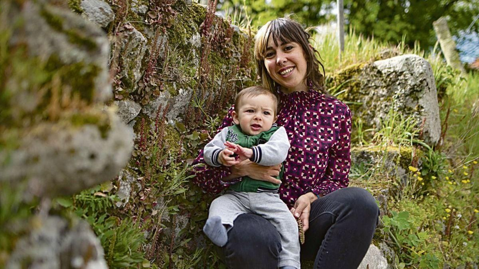 Ana Belén con Thiago en su finca de Santa Cruz.