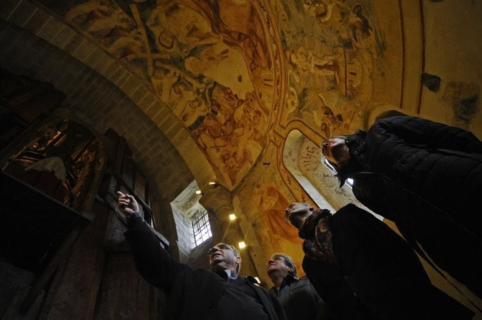 Un momento de la visita de las autoridades a las pinturas del monasterio de San Clodio. (MARTIÑO PINAL)