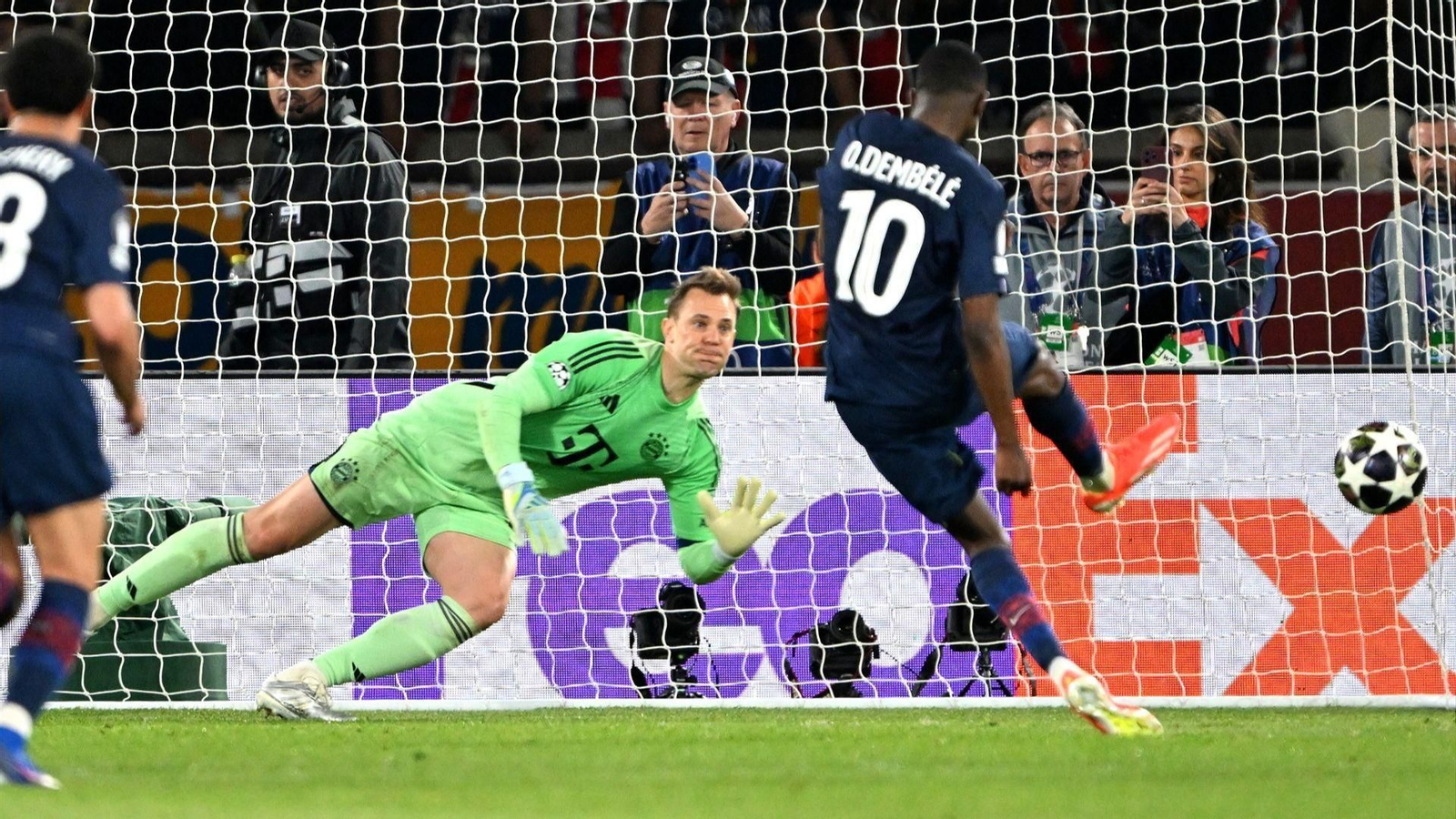 Dembelé dispara a Neuer.