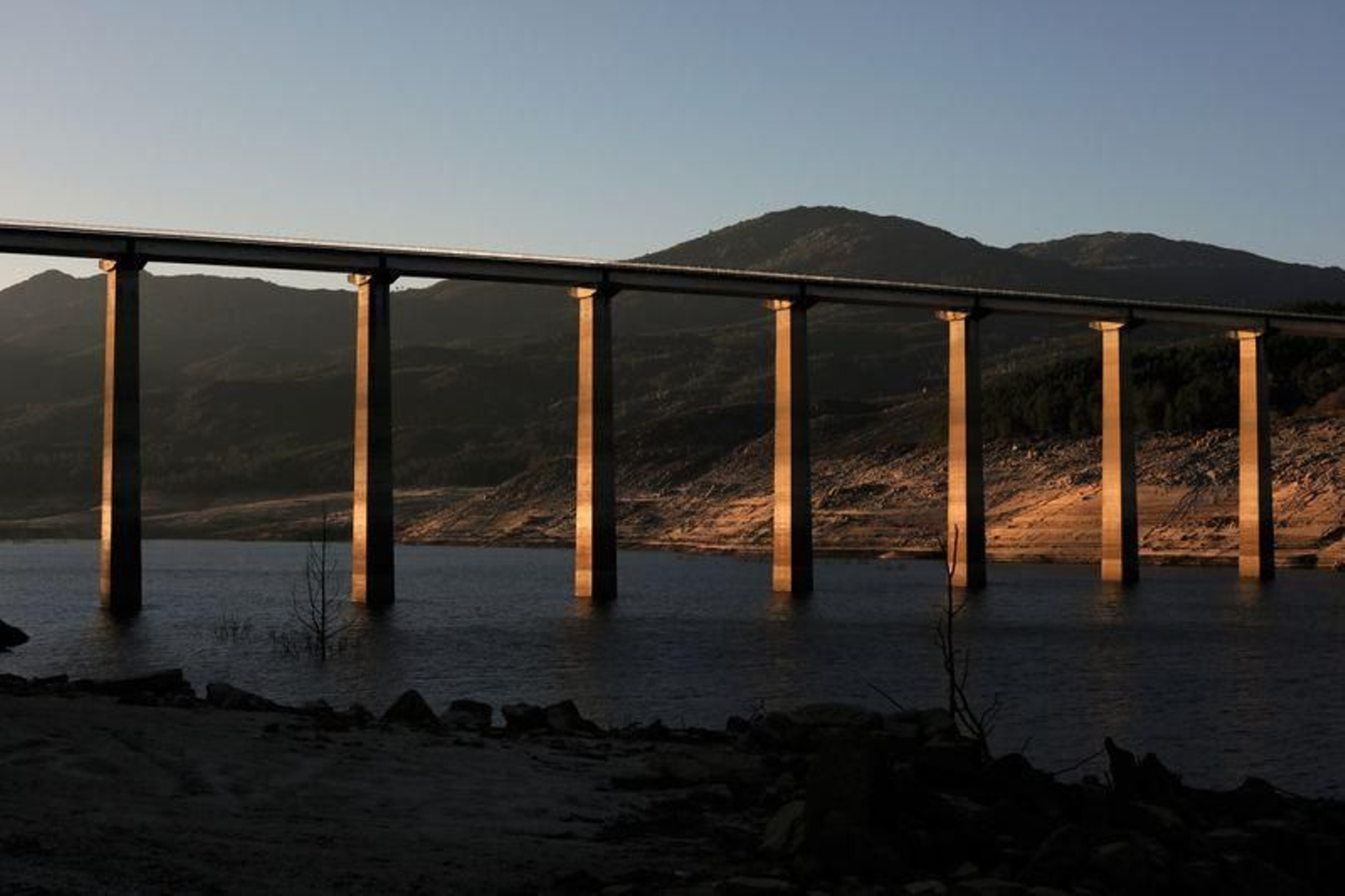 ACEREDO 11/01/2022.- El embalse de Lindoso no recupera su nivel y presenta uno inusual en esta época del año. José Paz