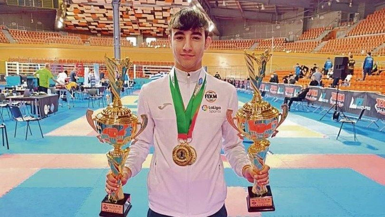 Manuel Pérez, con sus trofeos.