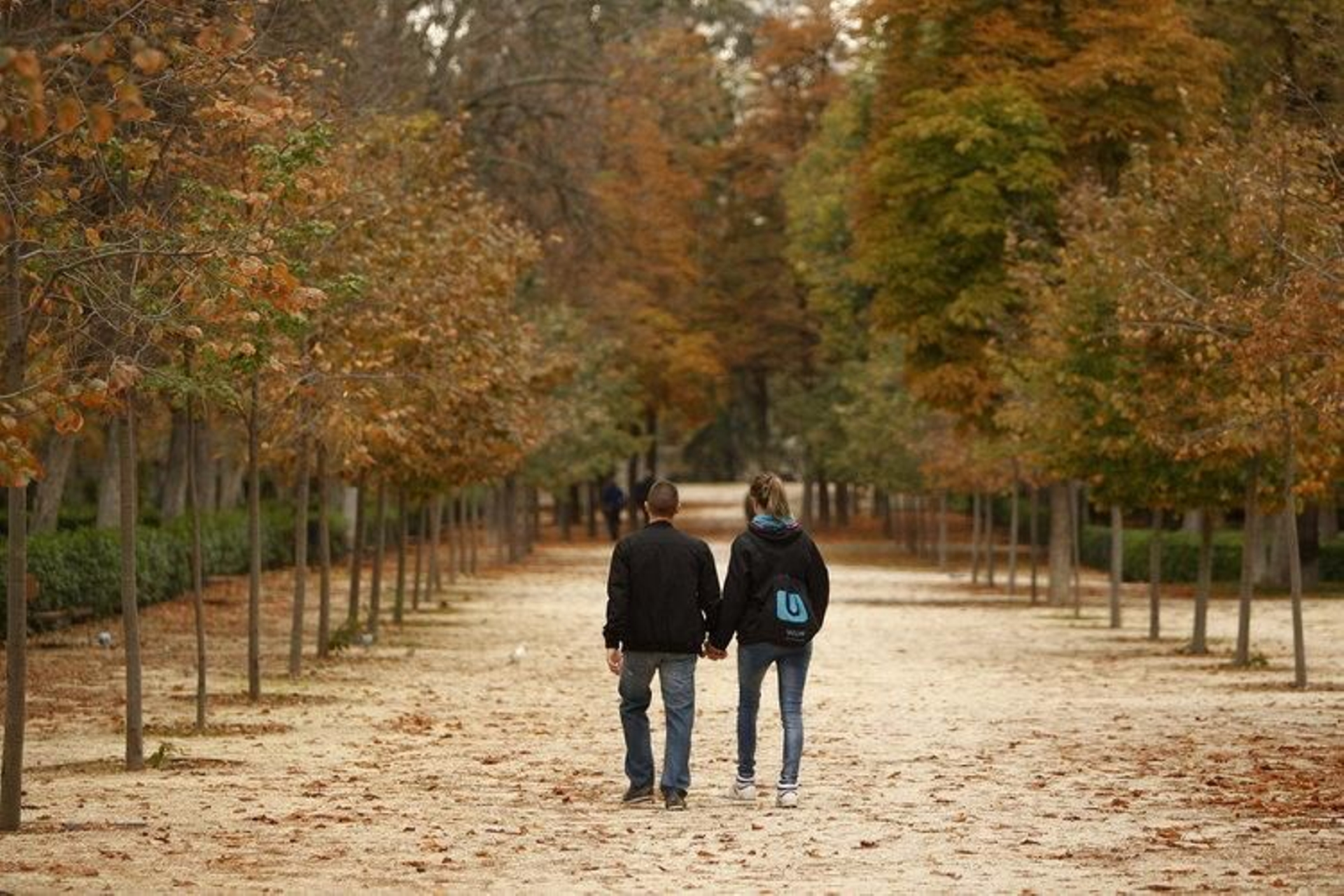 Una pareja pasea por un parque (HUGO ORTUÑO)