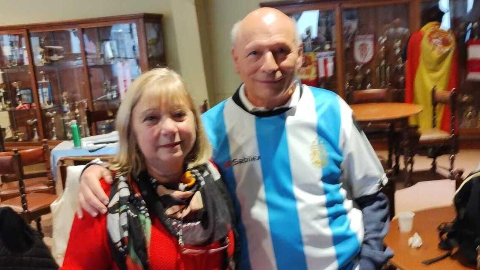 La presidenta del Centro Asturiano de Buenos Aires, Pilar Simón, al inicio del partido junto al secretario de la entidad (1)