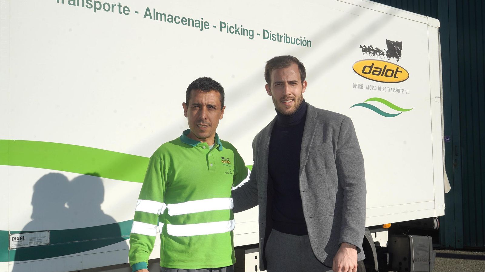 Khalifa y Víctor encontraron una oportunidad laboral en una empresa de transporte de Mos.