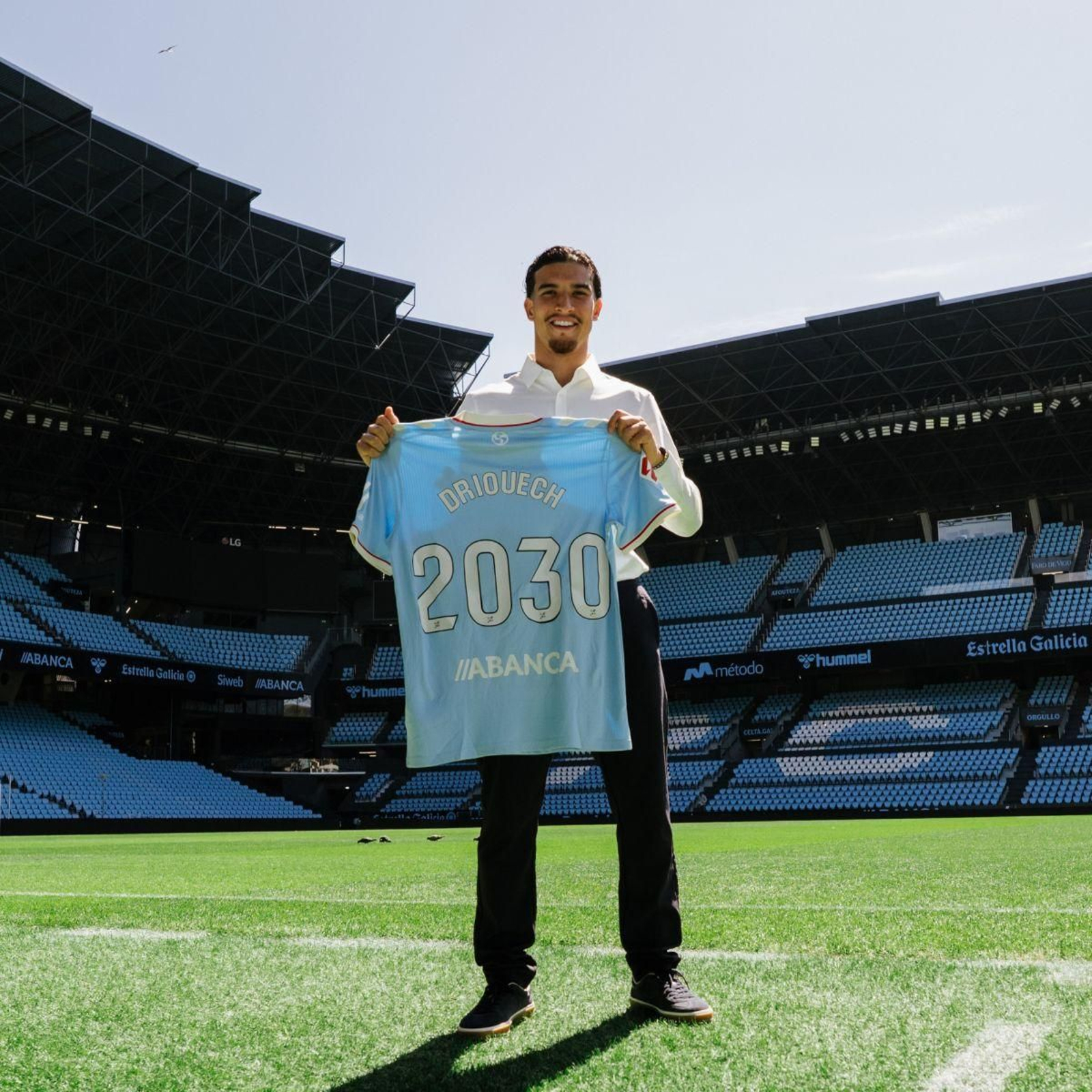 Couhaib Driouech fue presentado ayer de forma oficial en el estadio de Balaídos.