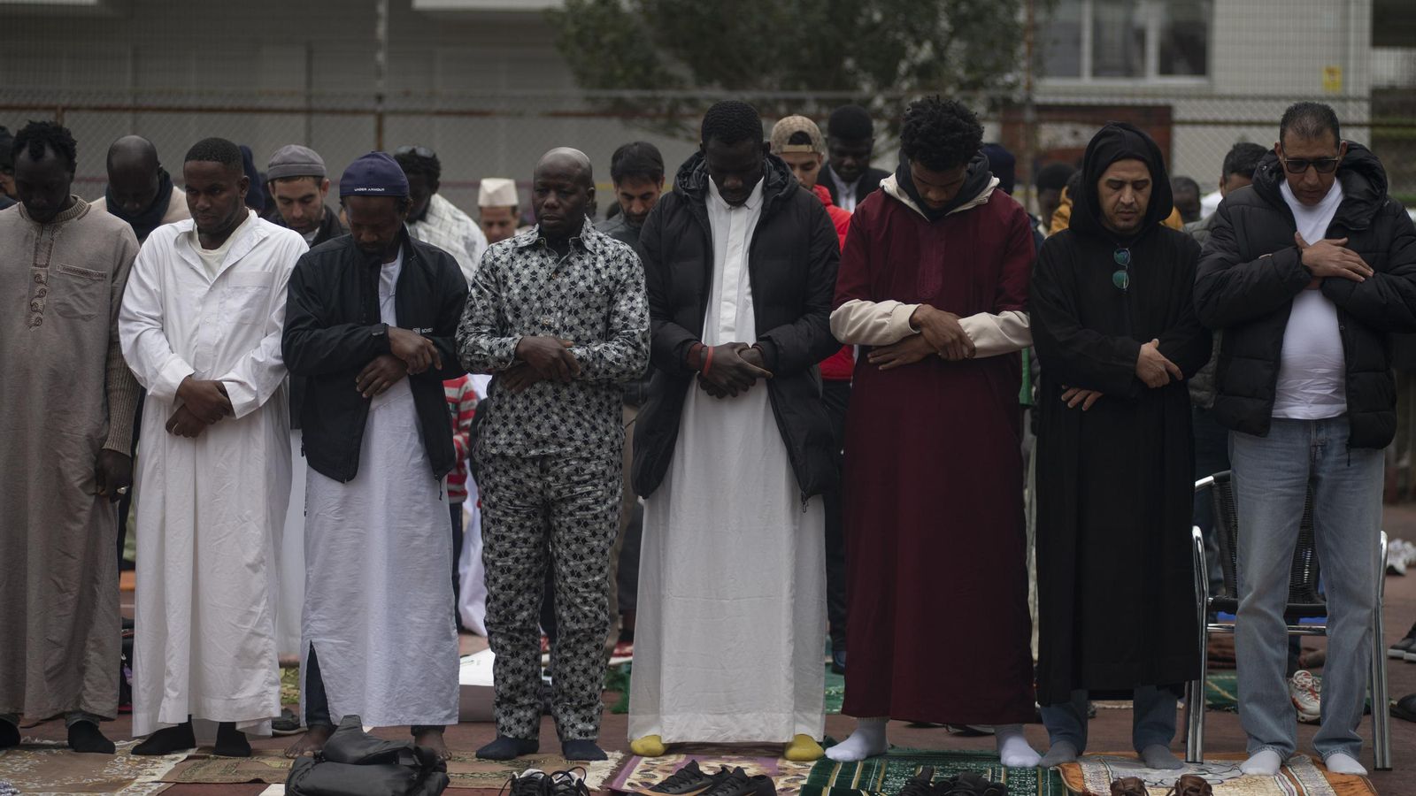 Miembros de la comunidad musulmana en Ourense durante el rezo