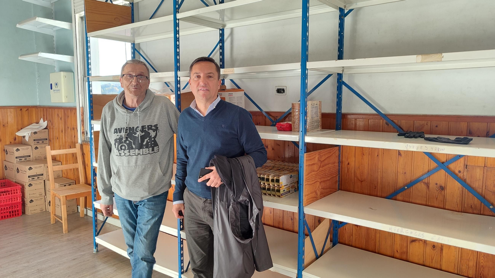 Víctor P. Troncoso, de Afán, y David Suárez, CEO de Diesemm, ante las estanterías vacías de la asociación.