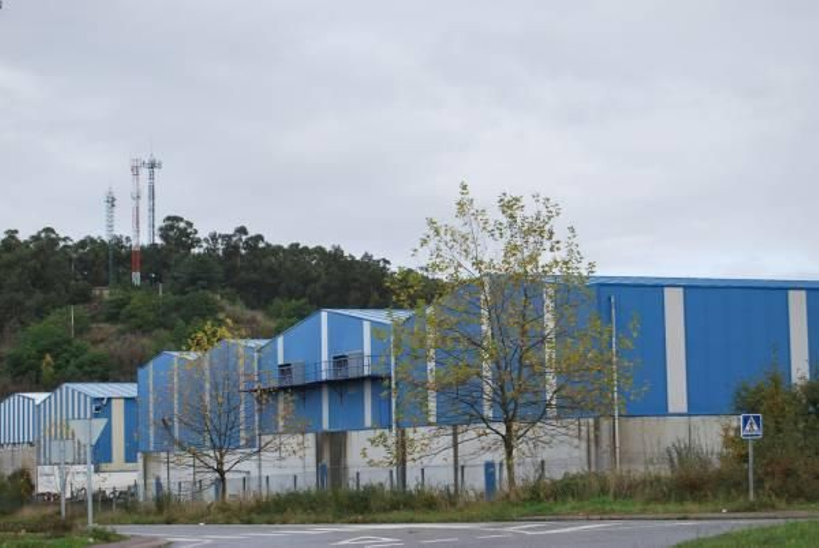 Las antenas de telefonía móvil y Wimax en el parque industrial buenense. Foto: Archivo