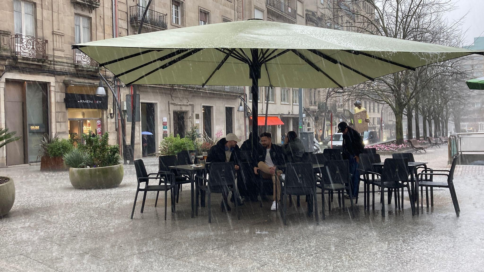 Este miércoles San Lázaro se vio afectado por fuertes lluvias repentinas que inundaron la plaza en pocos minutos.