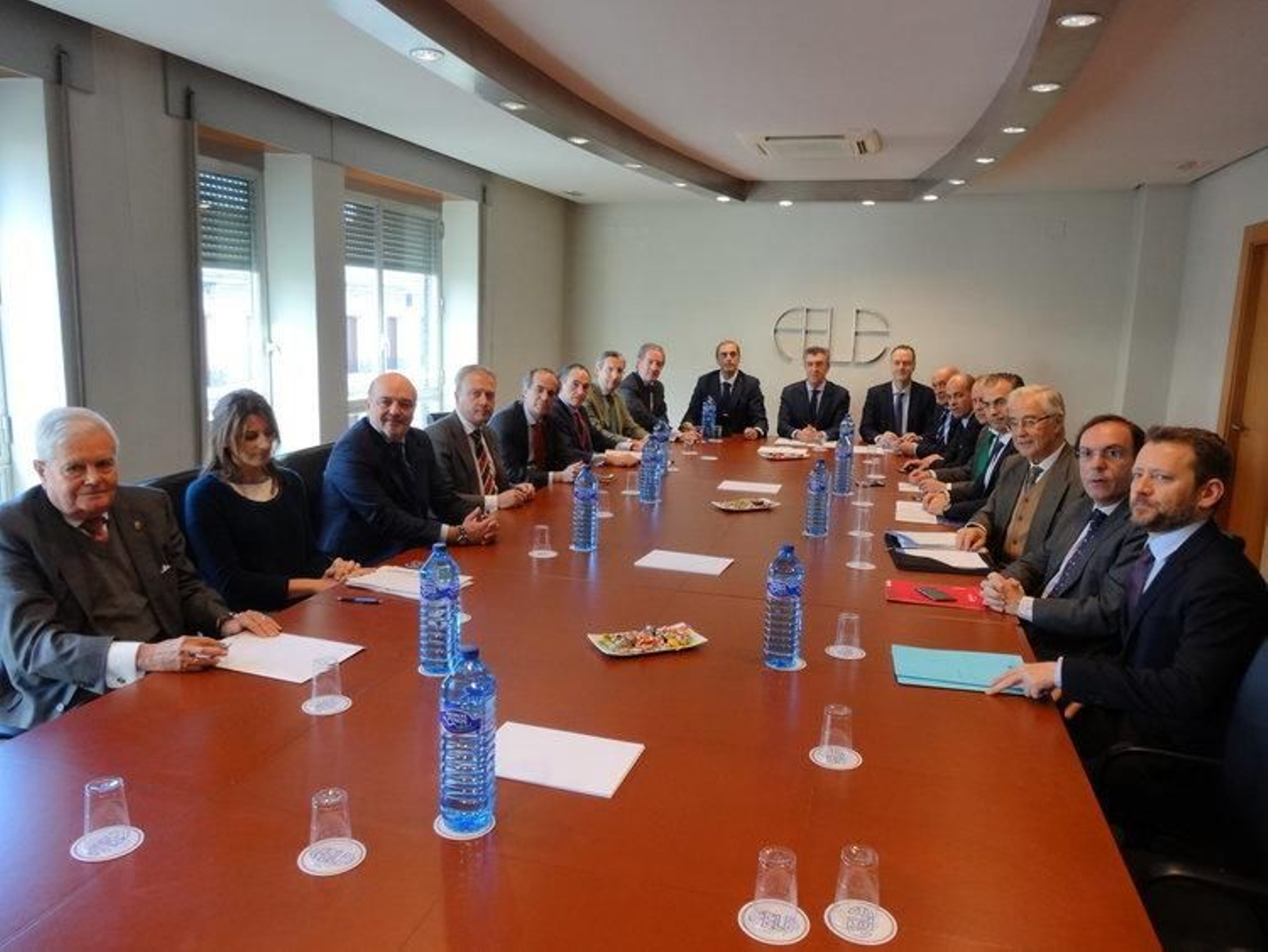 Los empresarios en el transcurso de la reunión para la constitución de la plataforma, en León.