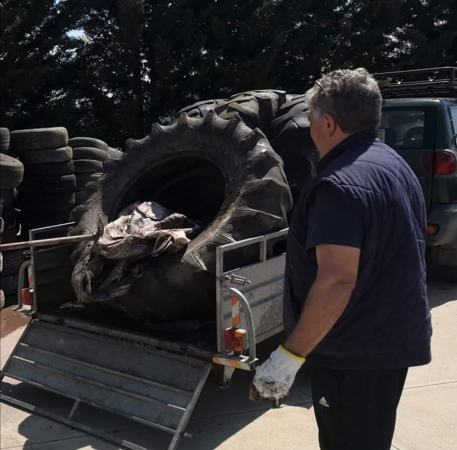Vecinos cargan remolques de basura