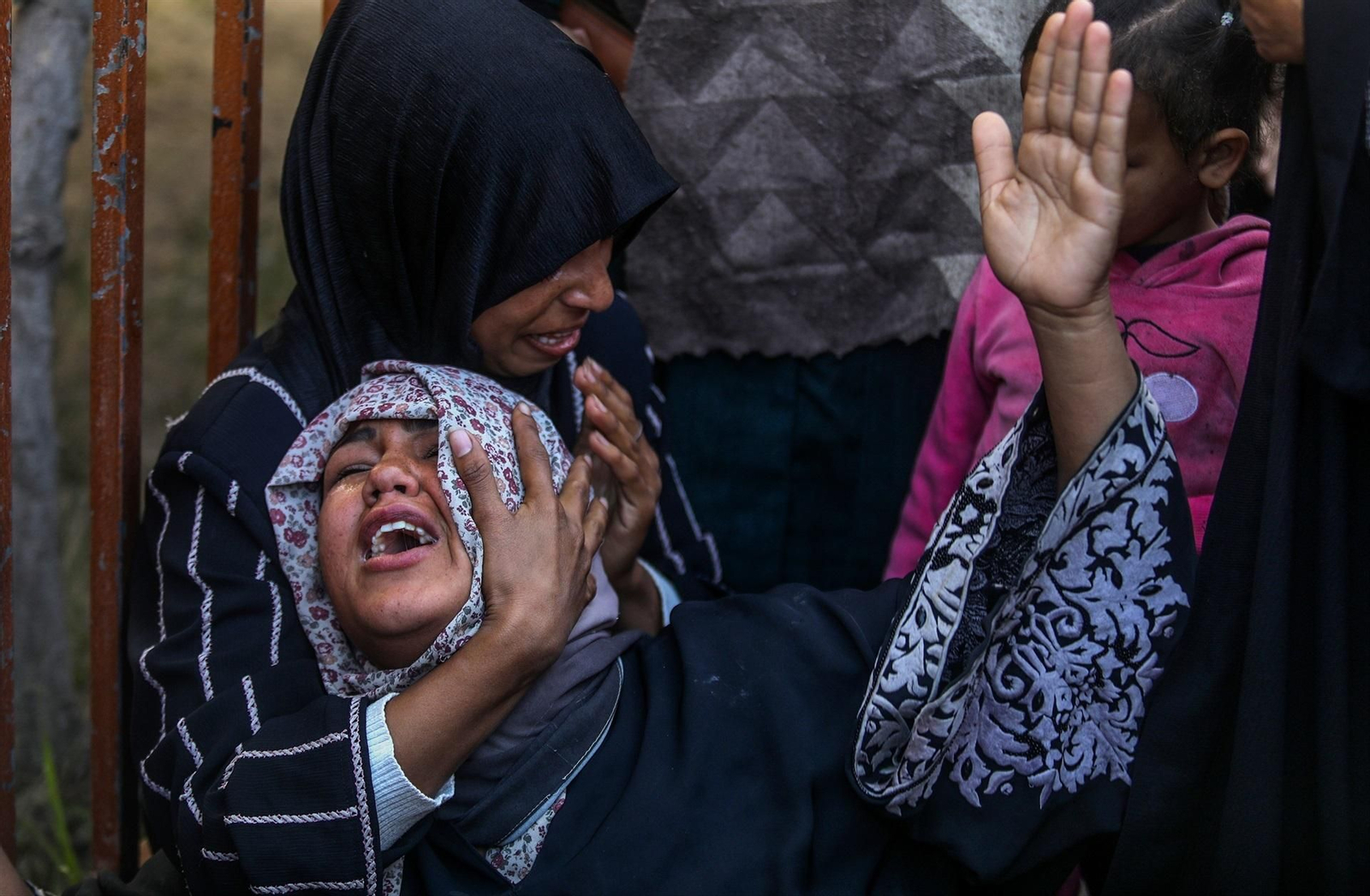 Familiares del niño palestino muerto en un ataque de Israel