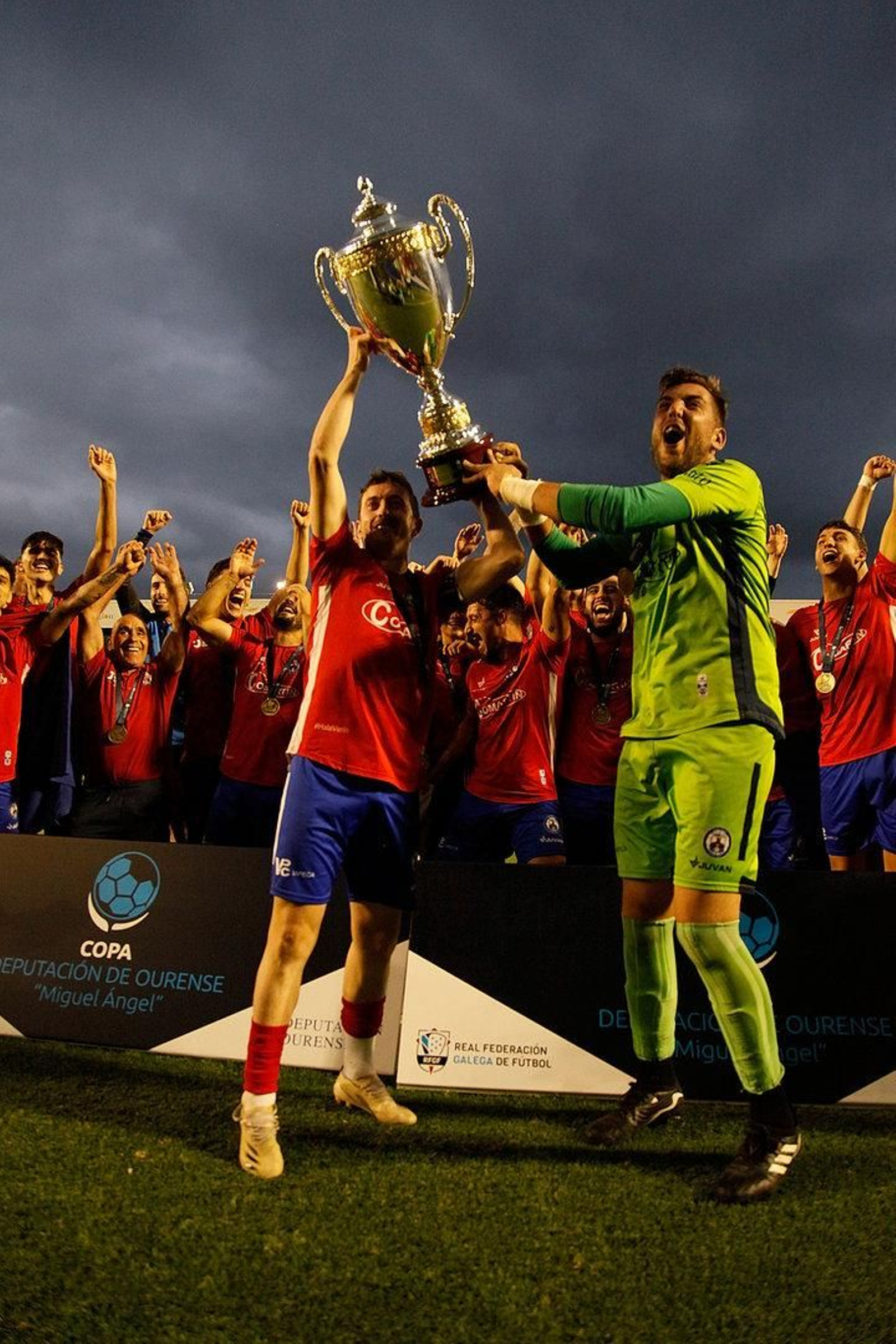 El Verín con el trofeo de campeones de la Copa Diputación.