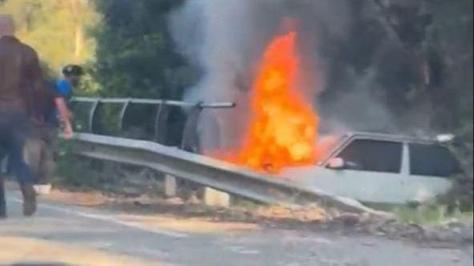 El coche se incendió tras el siniestro en Mondariz.