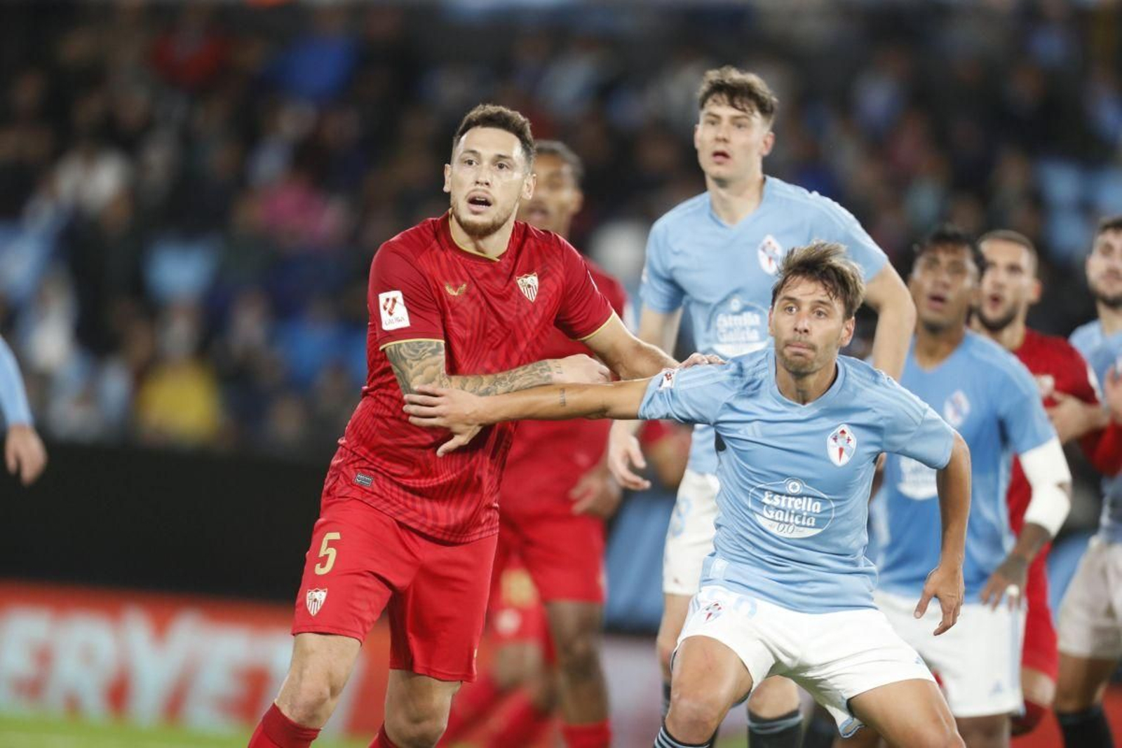 Kevin Vázquez (d), con el sevillista Ocampos, en el último partido del Celta en Balaídos.