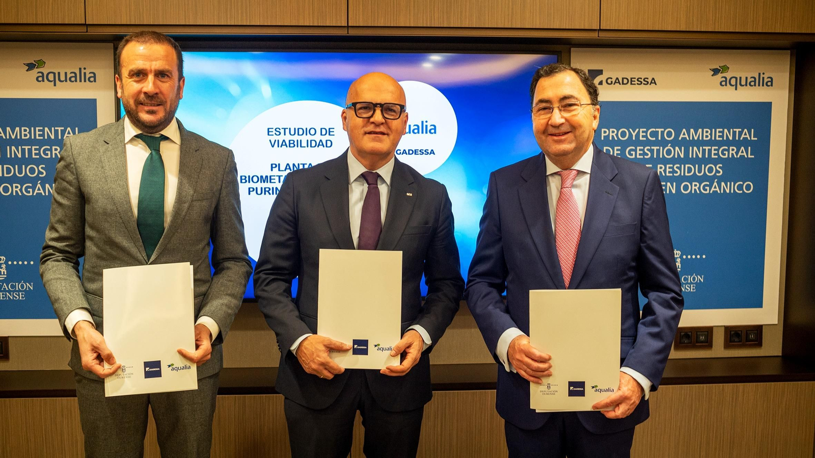 Roberto Lameiro, Manuel Baltar y Santiago Lafuente con el protocolo de colaboración.