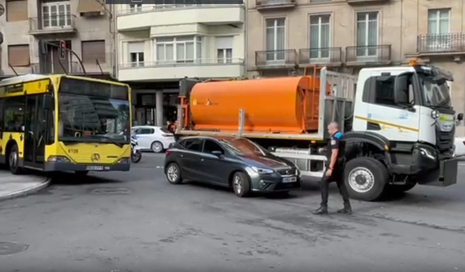 Colisión entre un camión y un coche en la plaza Alférez Provisional.