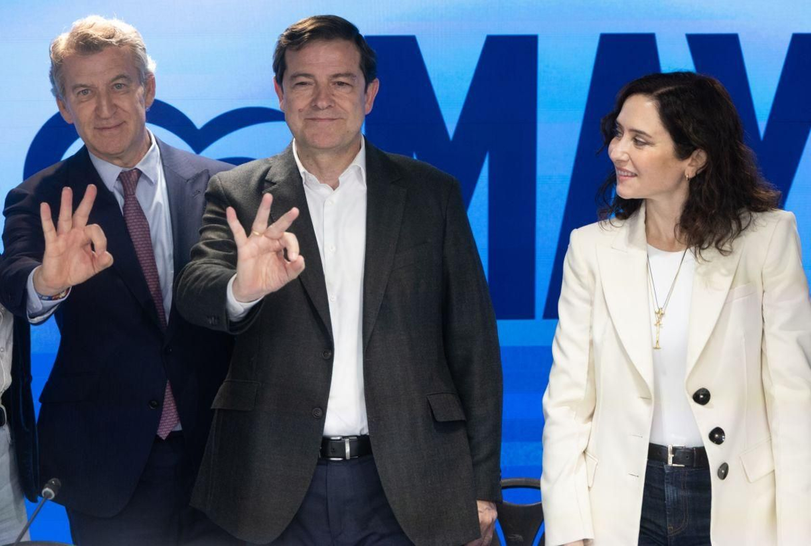 Alberto Núñez Feijóo y Alfonso Fernández Mañueco celebran el triunfo electoral en presencia de Ayuso.