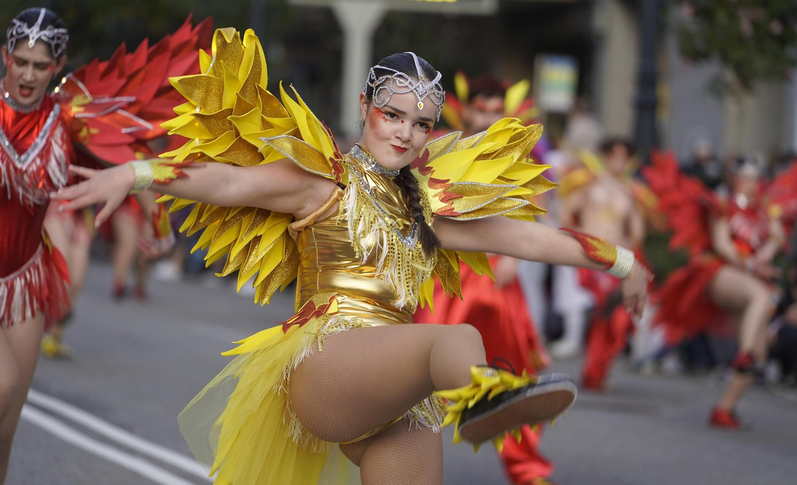 Galería | El desfile de comparsas del Entroido 2026 ilumina las calles de Vigo