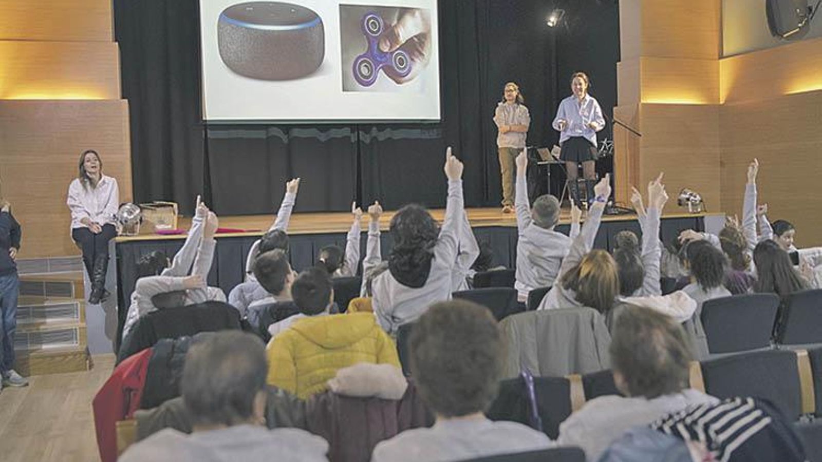 Los niños participativos en el taller integeneracional de A Maiores