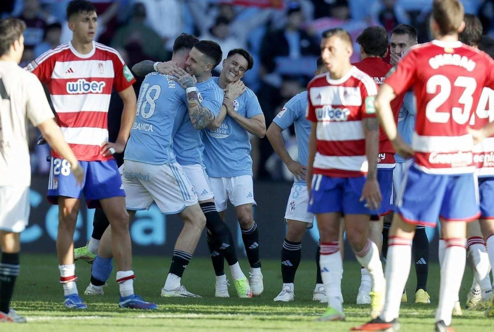 Los jugadores del Celta  felicitan a Larsen por su gol, que les dio la victoria sobre el Granada en Balaídos.