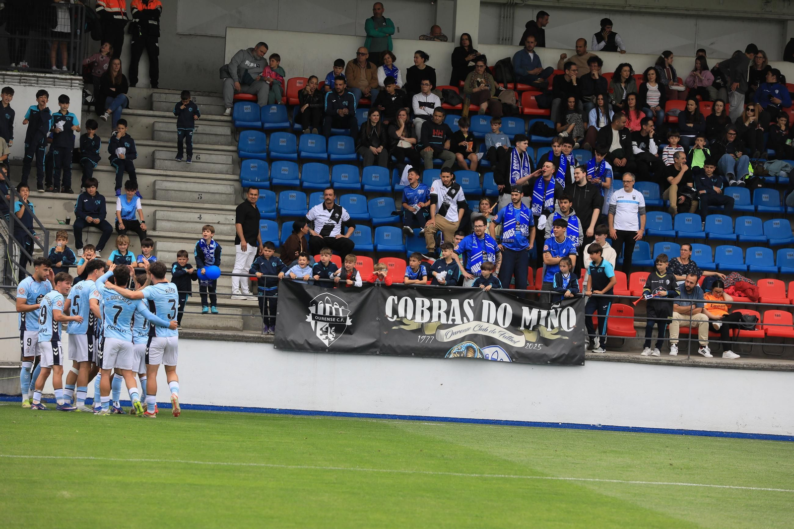 Galería |  Tarde triste en O Couto con el Ourense CF en descenso tras la derrota