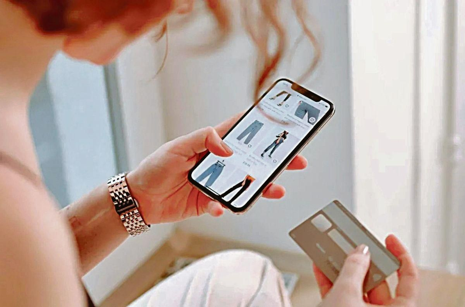Una mujer realiza sus compras de moda por internet.