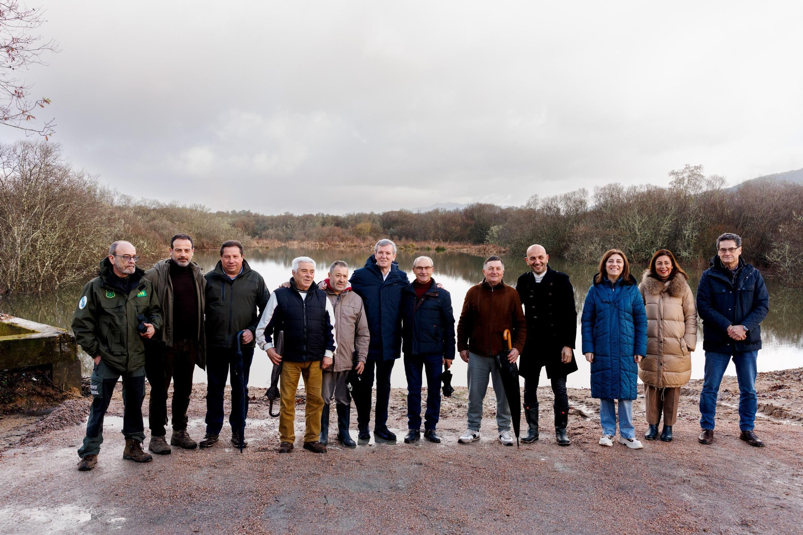 Rueda, el alcalde de Porriño y la conselleira, con vecinos y técnicos, ante la laguna de la Gándaras