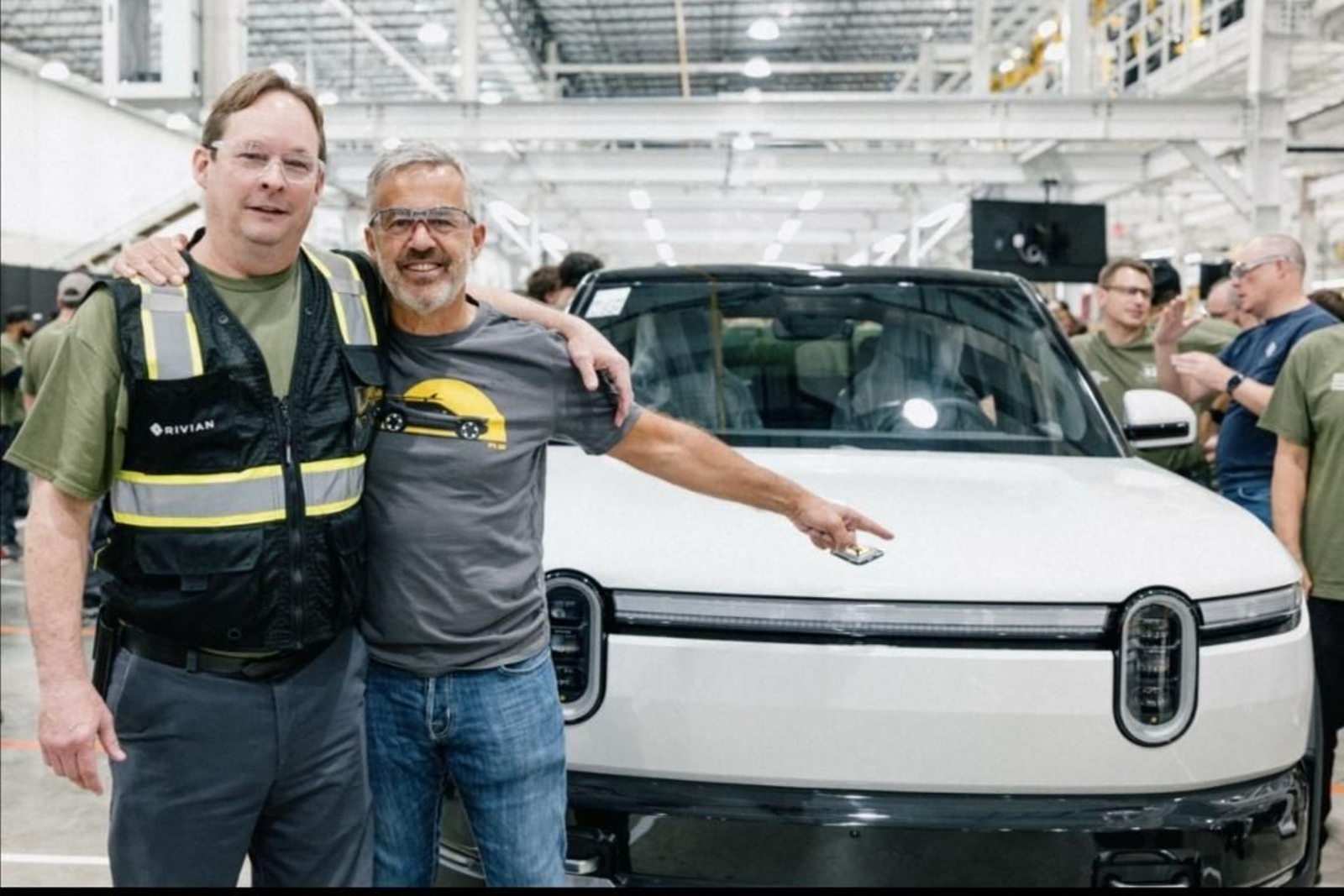 Javier Varela (dcha.) con el vehículo R2 en la línea de producción.