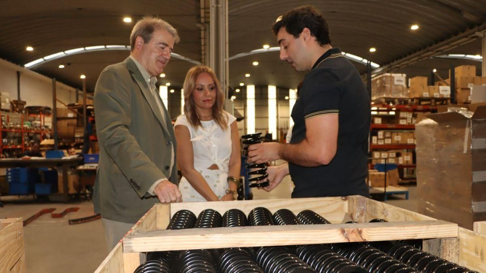 El delegado territorial en Ourense, Manuel Pardo, acompañado por la alcaldesa de San Cibrao, Marta Novoa, visitaron las instalaciones de Resortes Galicia S.L.
