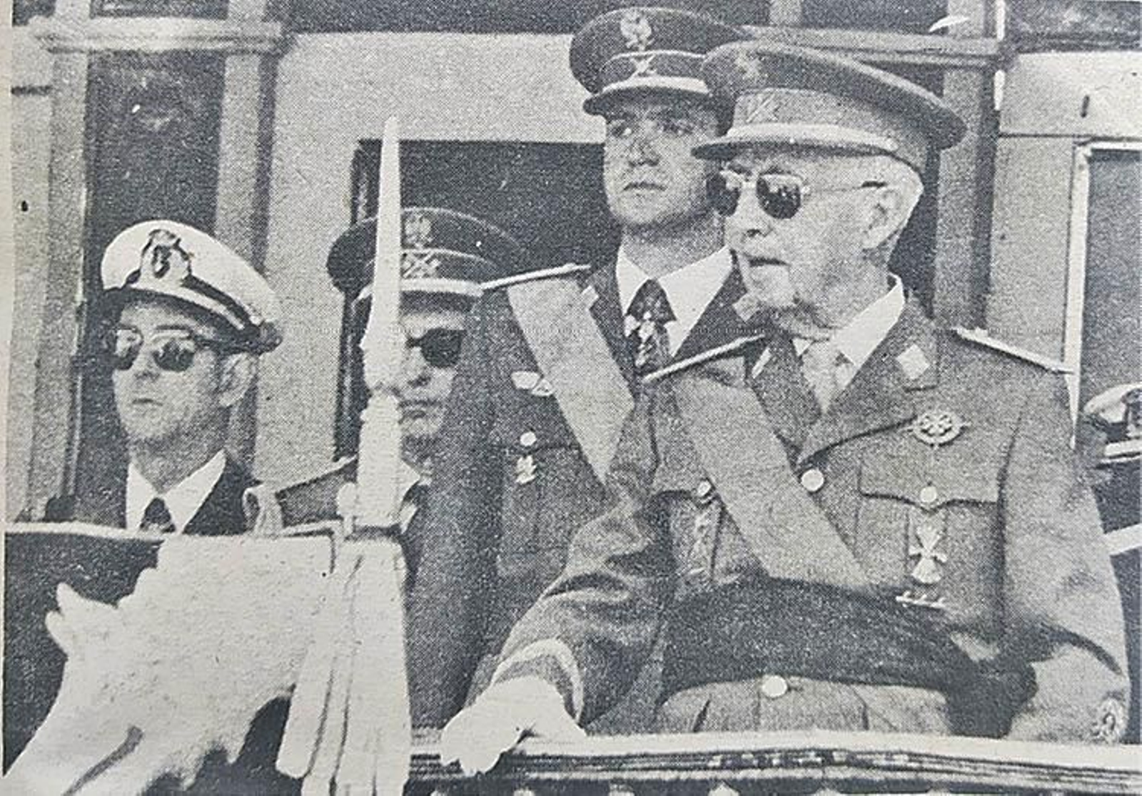 El príncipe y Franco, en el palco presidiendo la parada militar.