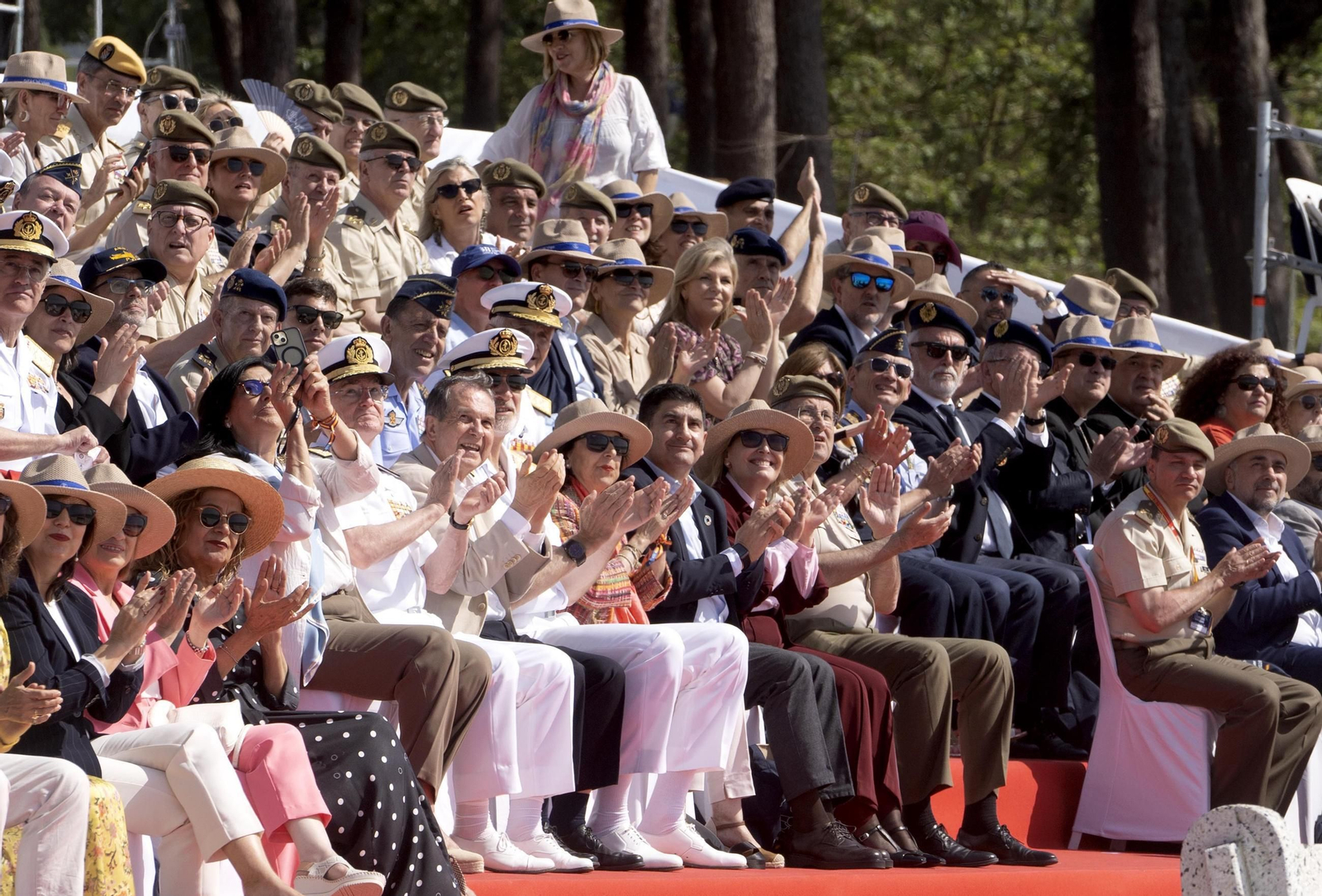 Galería | Felipe VI participa en la revista naval y presencia la exhibición de militares en Samil