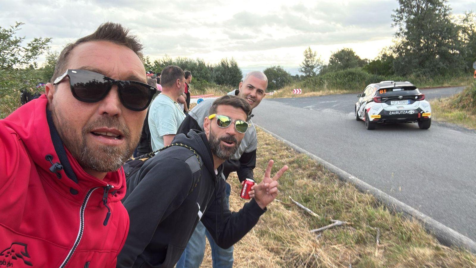 Aficionados haciéndose un selfie durante el Rally de Ourense 2025
