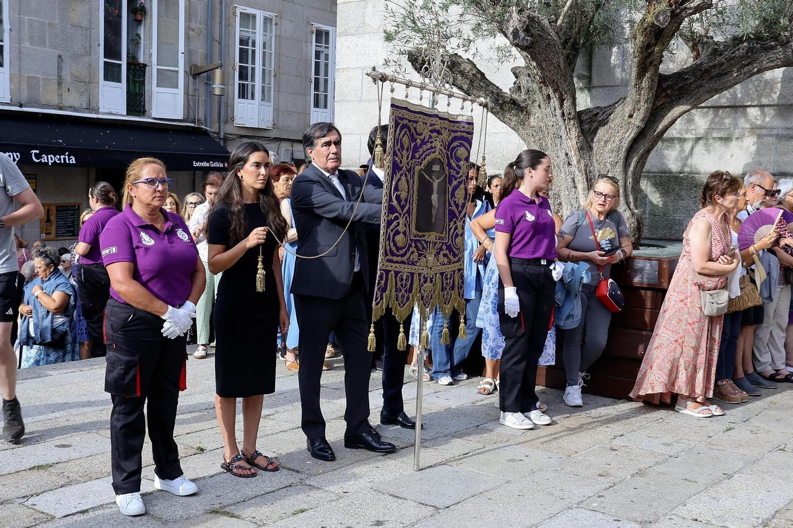 Galería | Misa por el Cristo da Victoria en Vigo y la concurrida procesión