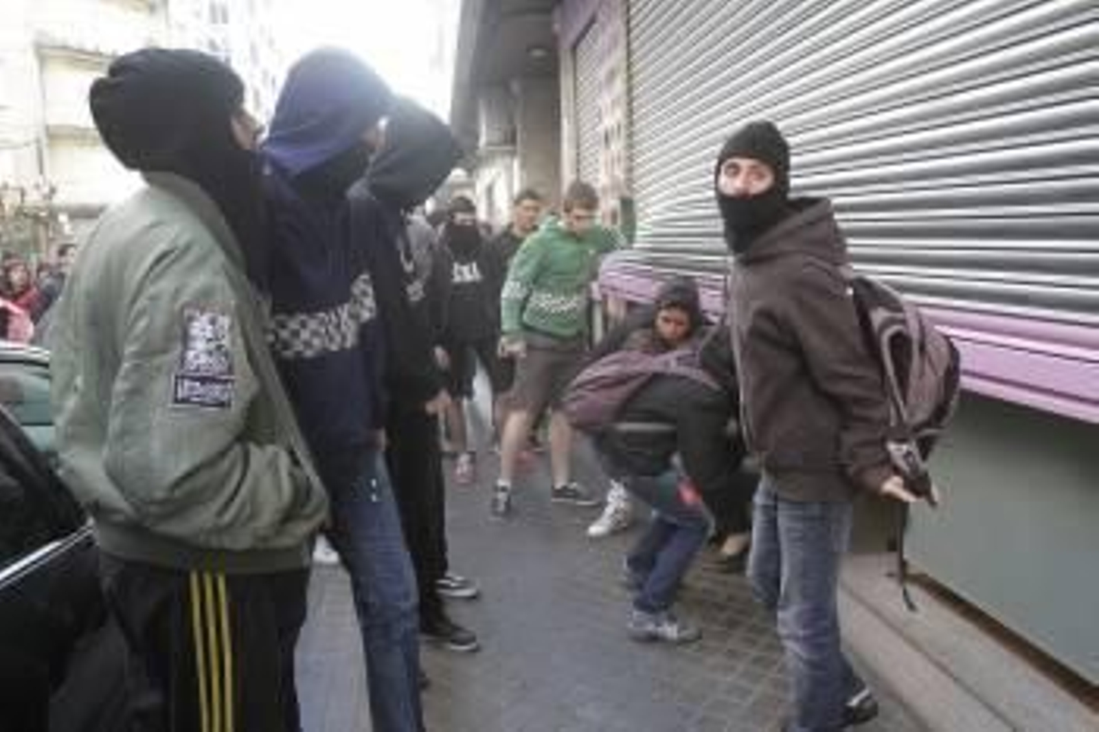 Jóvenes encapuchados rompieron la persiana del Becker. (Foto: MIGUEL ÁNGEL)