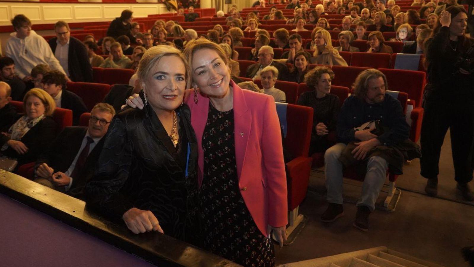 Ángeles Terrazo y su hija, Marian Mouriño, antes de la presentación del premio.