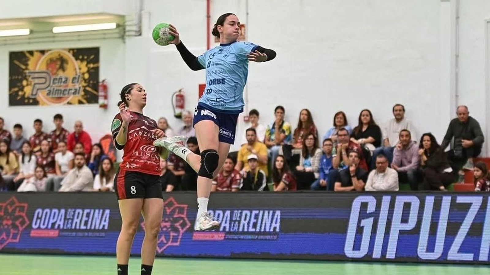 Lucía Laguna lanza a portería en el encuentro de ayer en Lanzarote.