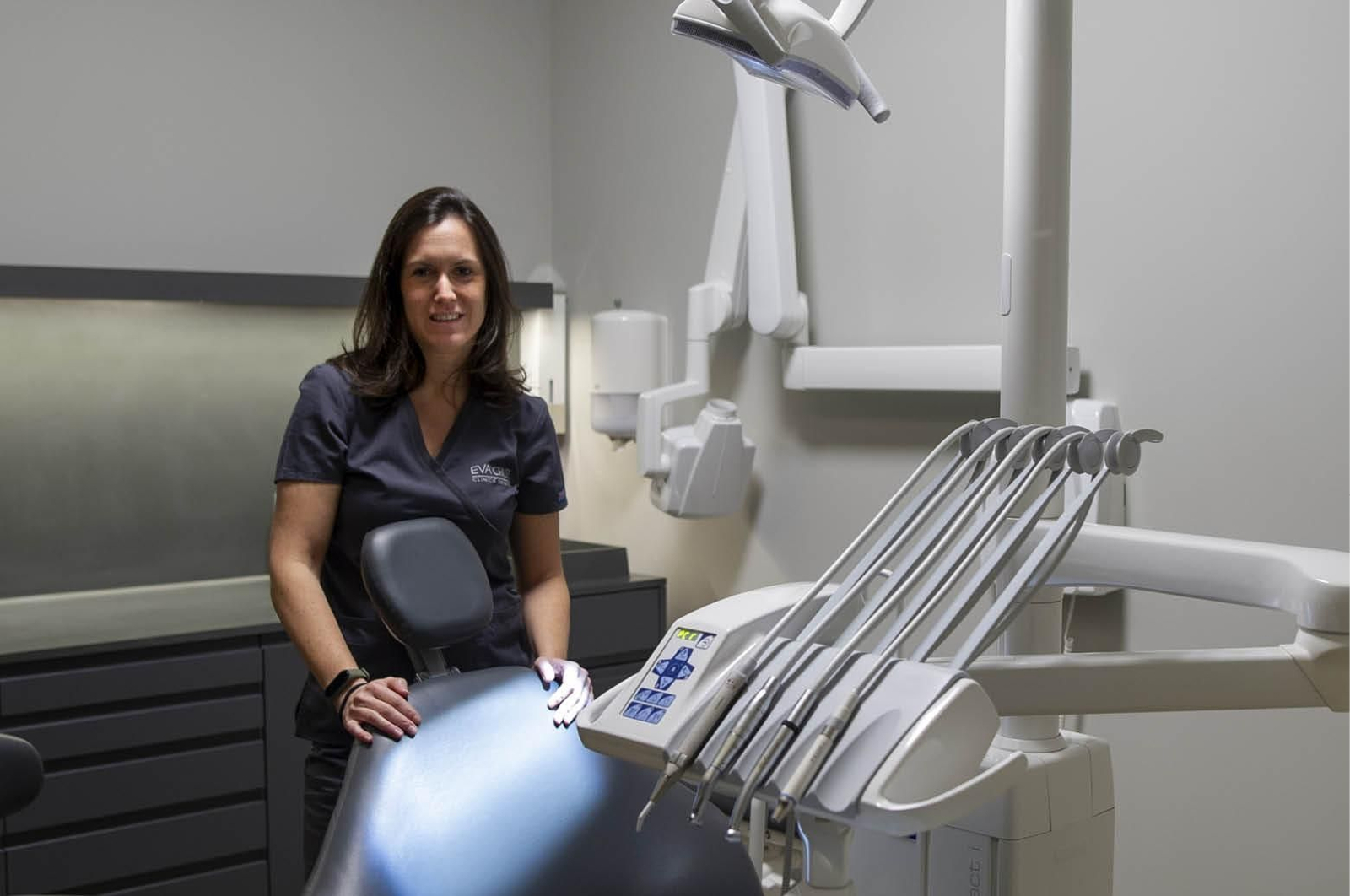 Eva Cruz en su Clínica Dental en el parque San Lázaro. (Martiño Pinal)
