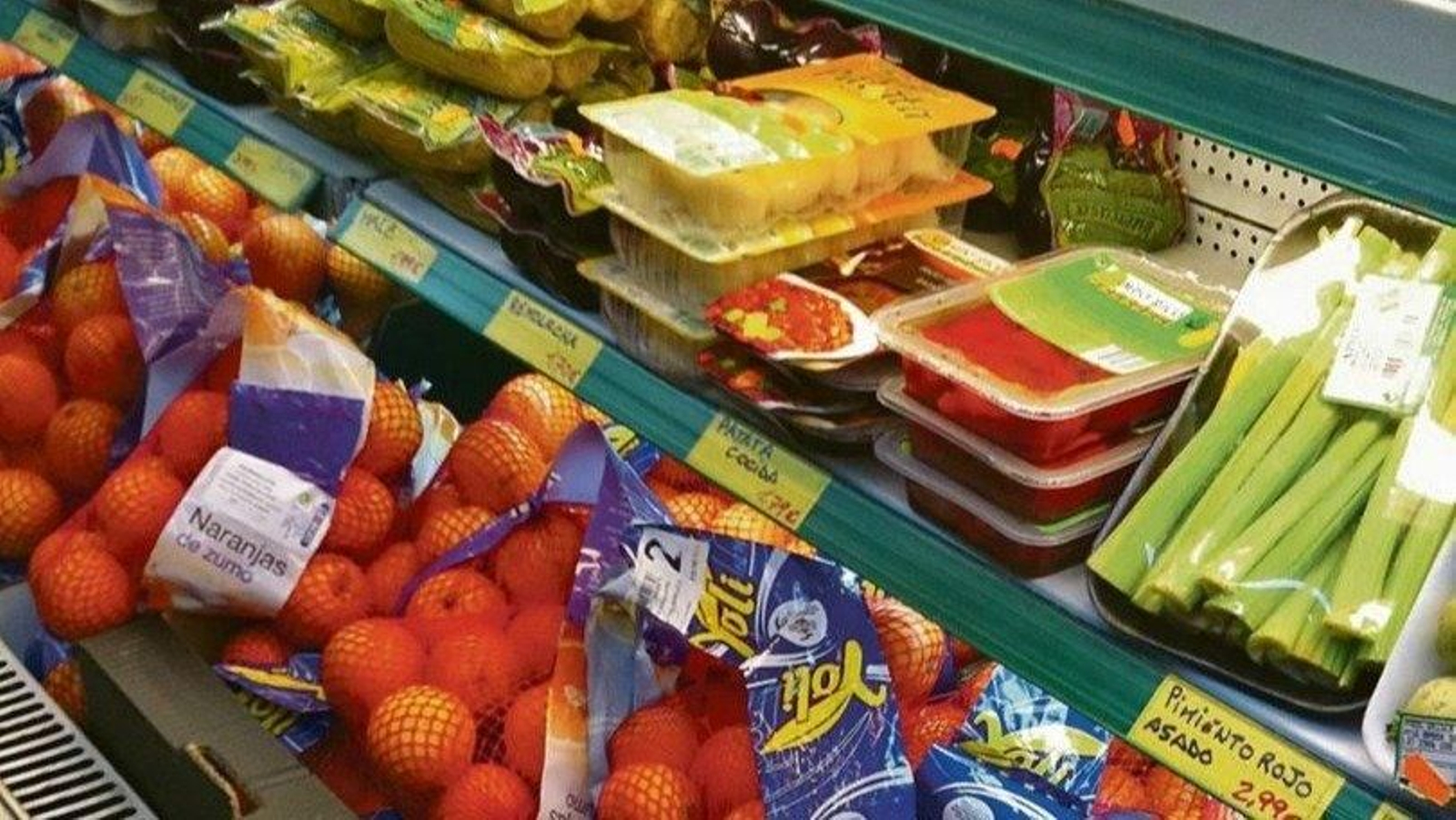 Frutas y verduras a la venta en un supermercado.