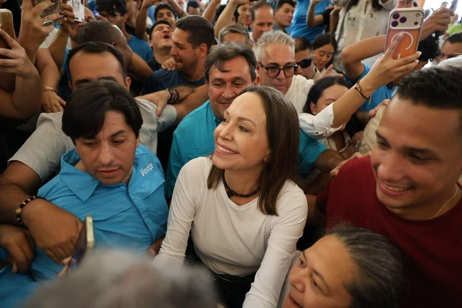 María Corina Machado rodeada de venezolanos en  la iglesia de Santa Rosa de Barquisimeto a su regreso al país.