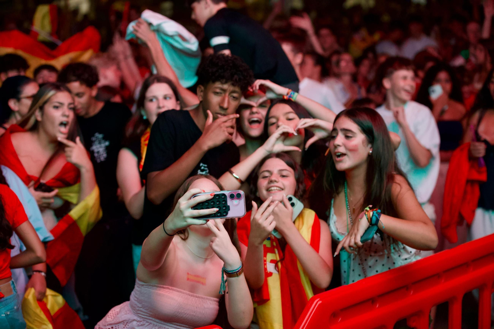 Galería | La provincia de Ourense se tiñe de rojo para apoyar a España en la final del Mundial