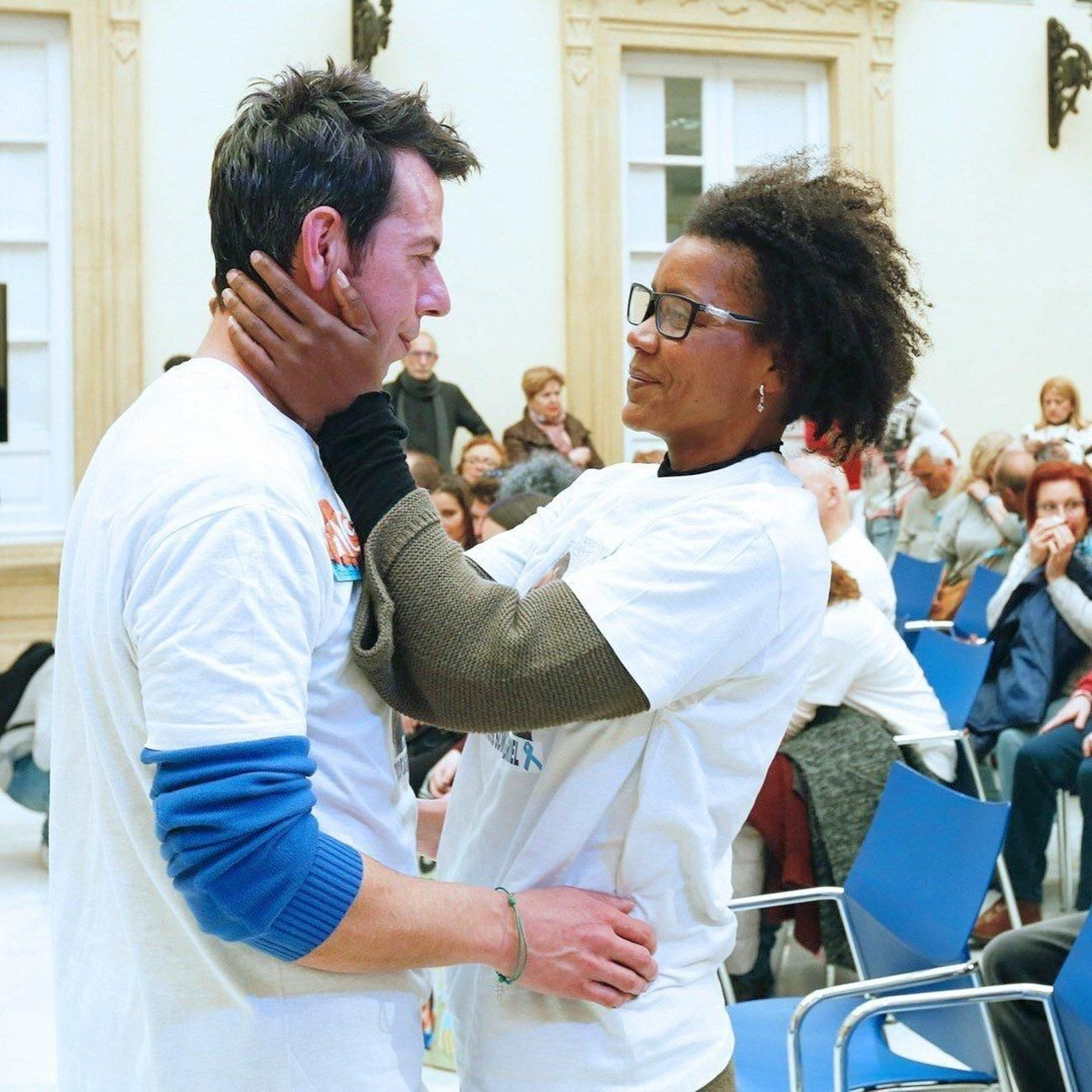 La detenida, con el padre del pequeño durante la búsqueda.