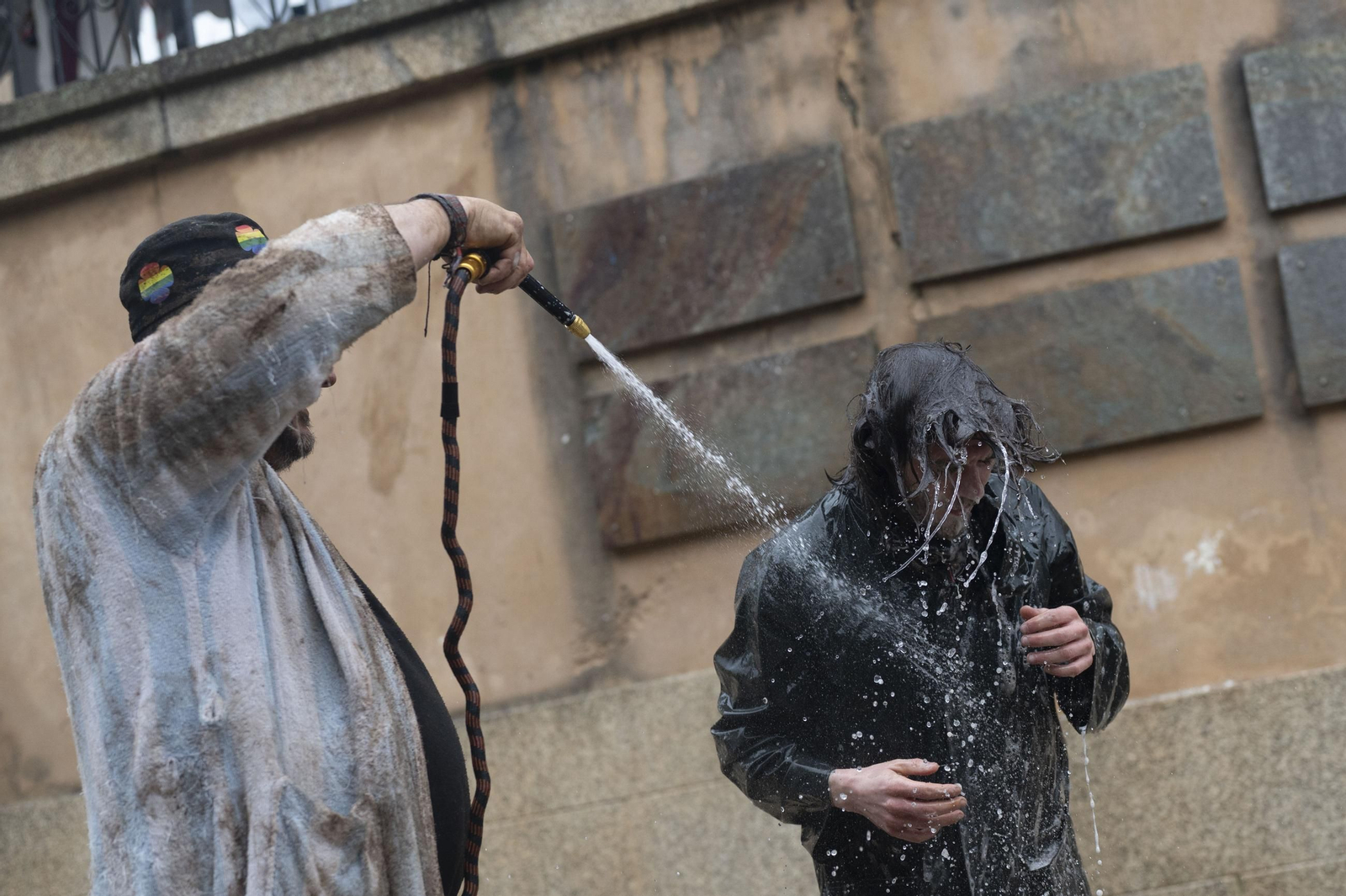 Galería | La farrapada conquista Laza antes de la salida de los Peliqueiros