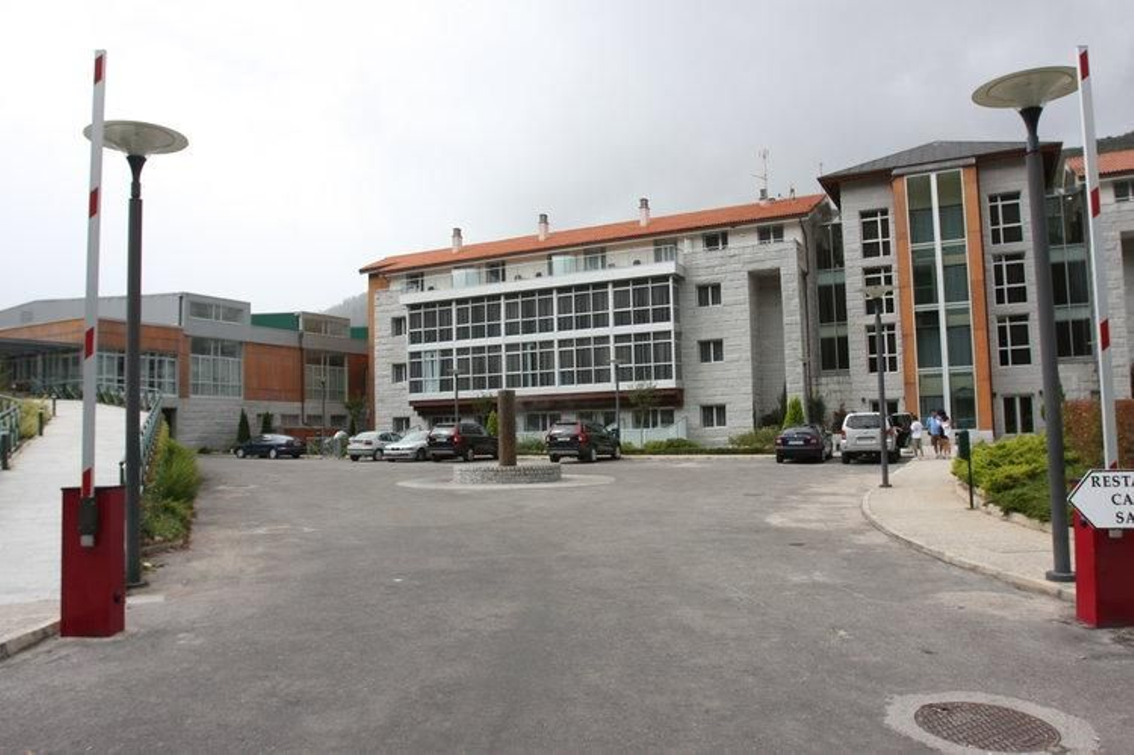 Edificio exterior del Balneario de Lobios, que reabre sus puertas el día 4 de abril tras cuatro meses parado. (MIGUEL ÁNGEL)