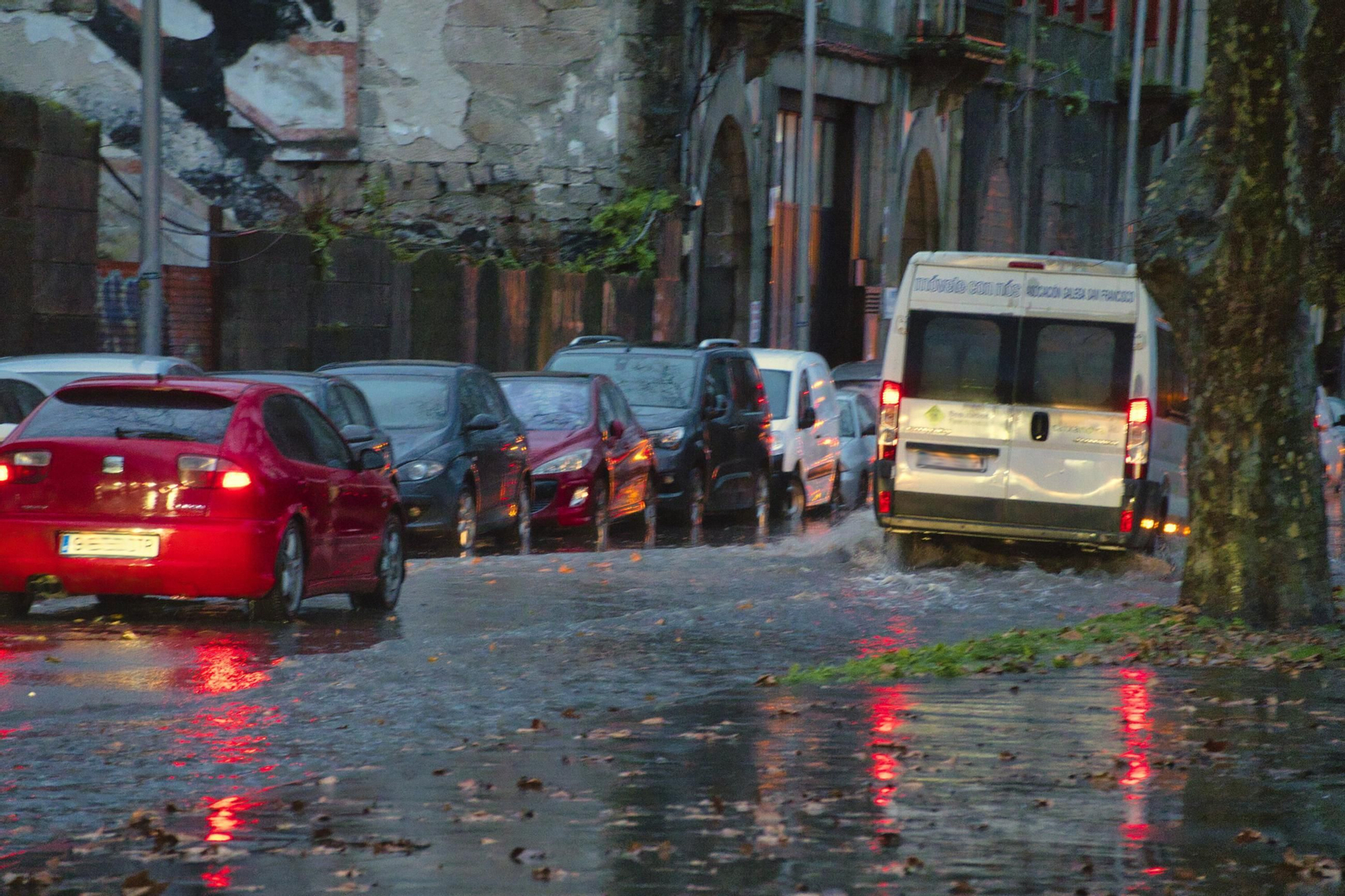 Galería | Calles inundadas y fuerte oleaje en la ría de Vigo por el temporal