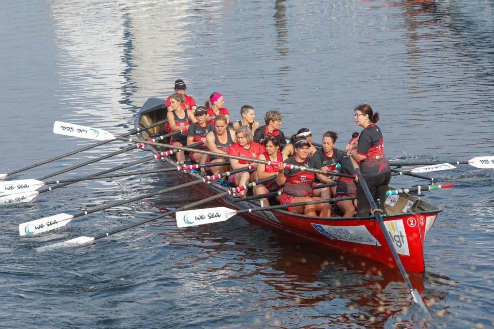 Imagen de una de las embarcaciones que participó en la travesía popular.