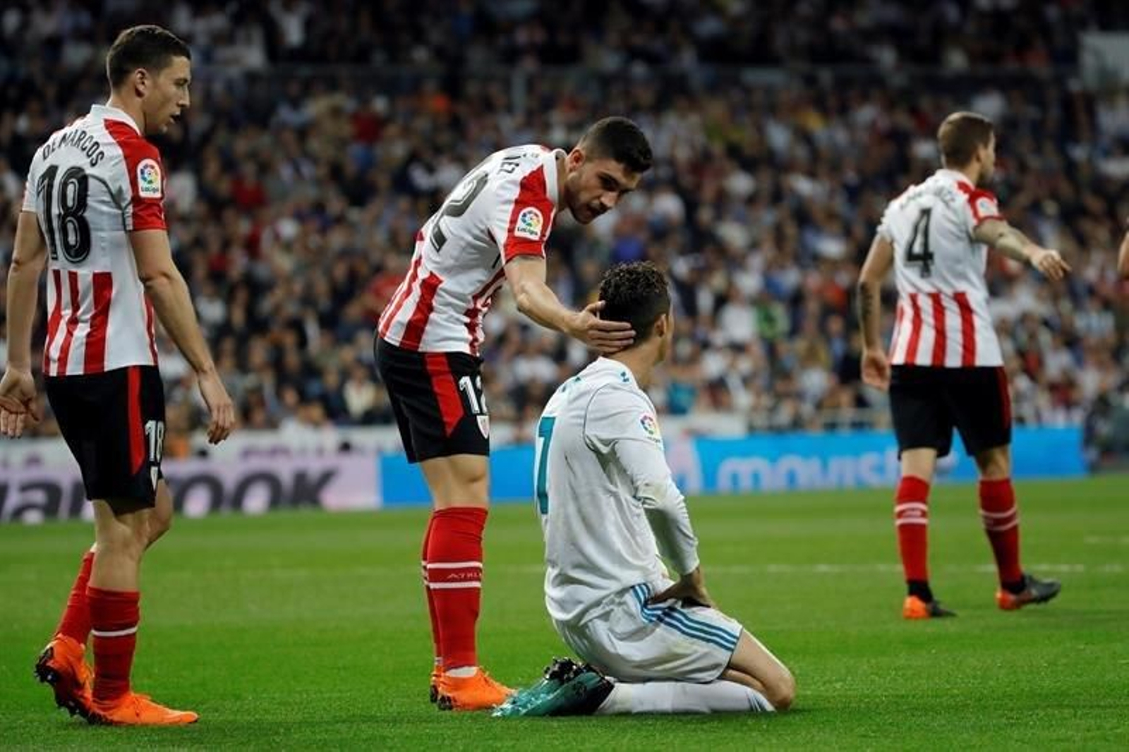 Núñez intenta consolar a Cristiano Ronaldo en el Bernabeu.