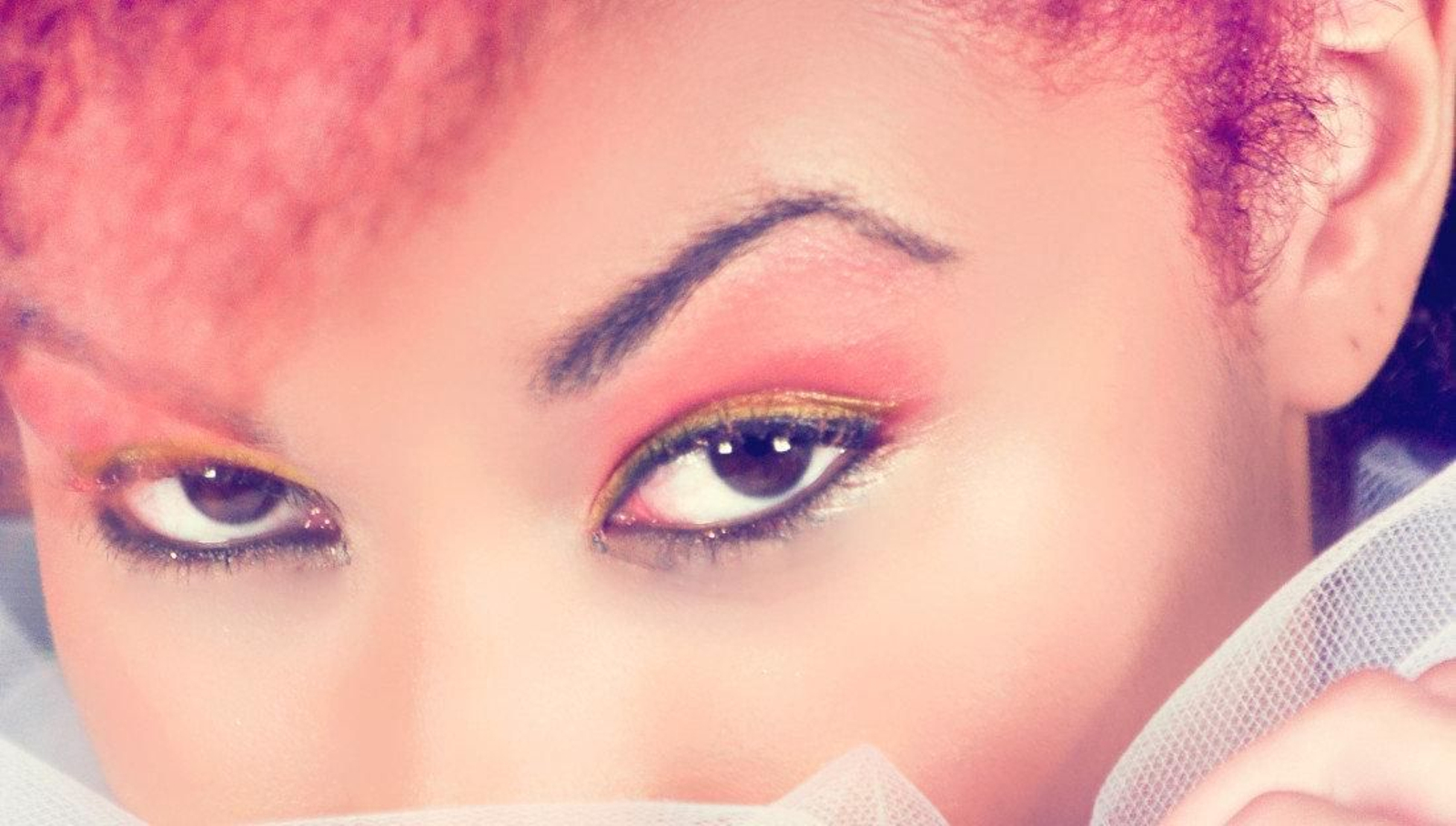 Plano detalle de unos ojos.