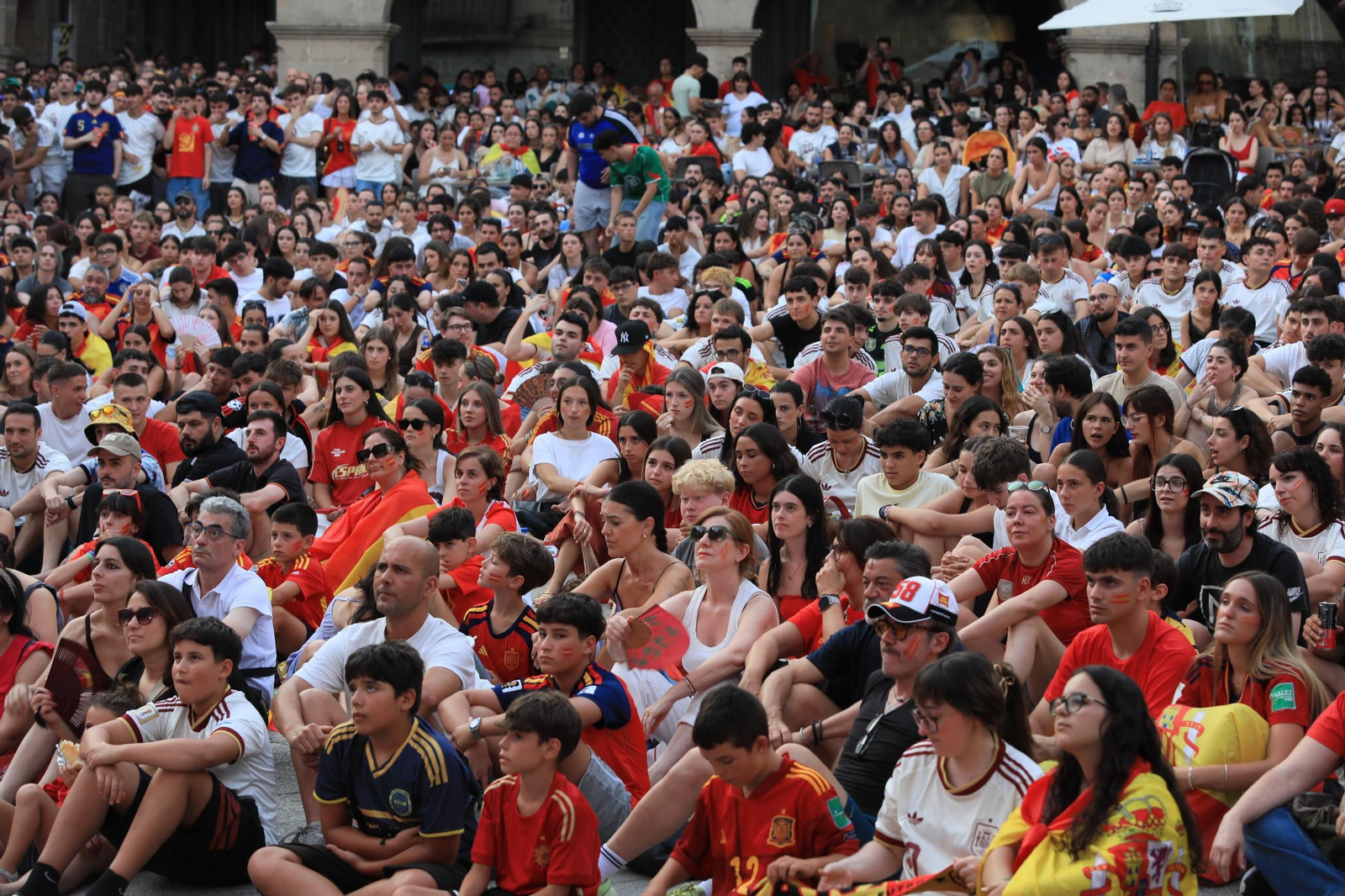 Galería | Ambiente y expectación en las terrazas de Ourense para disfrutar del partido de la selección española ante Portugal , en fotos