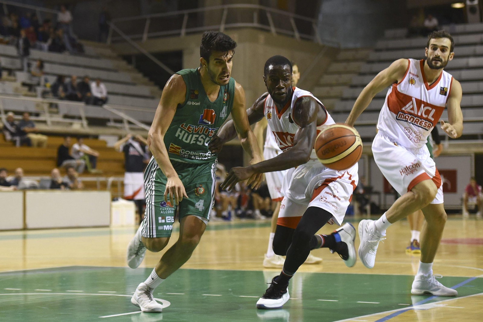 Sergio Rodríguez con el Huesca peleando un balón.